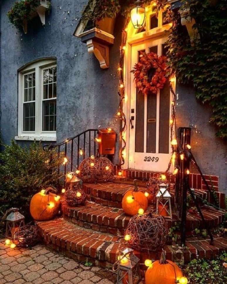 2. Decoração com abóbora de halloween e velas para área externa. Fonte: Pinterest
