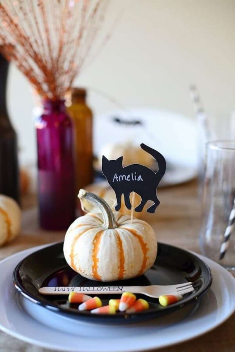 26. Foto de abóbora de halloween branca com marcador de lugar. Fonte: Archzine