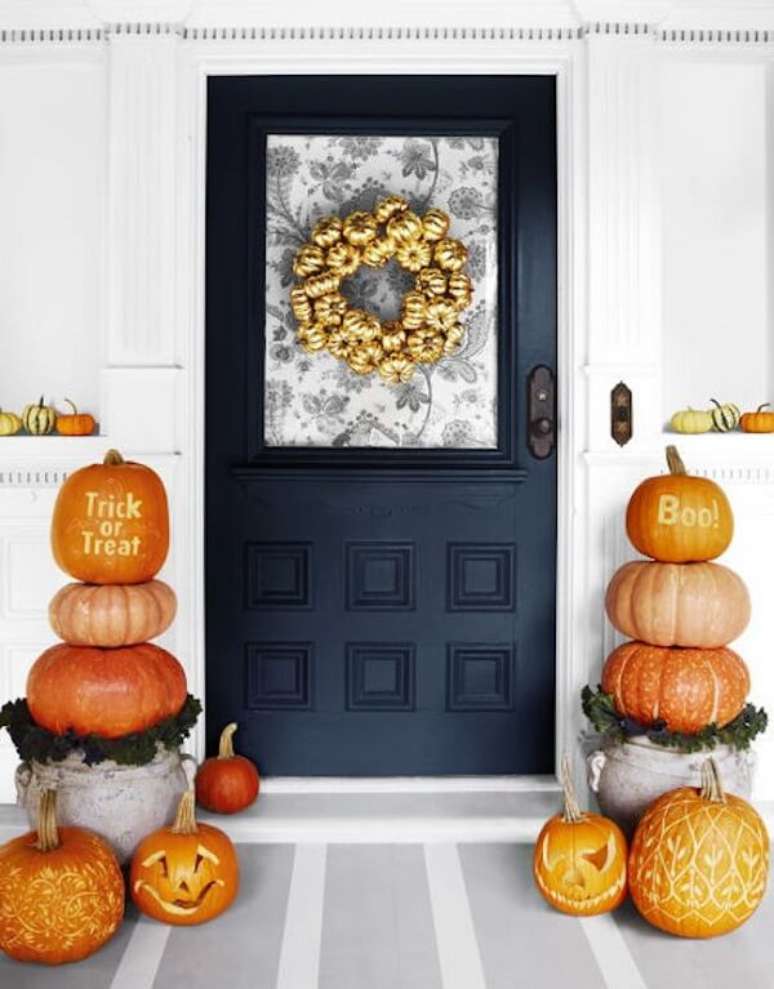5. Guirlanda com mini abóbora de halloween pintadas de dourado decoram a porta de entrada. Fonte: My Decorative