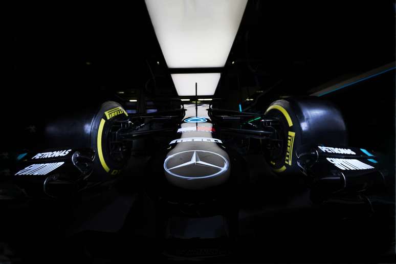 Originalmente, o W11 seria prata, mas a luta de Lewis Hamilton contra o racismo fez a Mercedes optar por uma pintura preta em 2020 