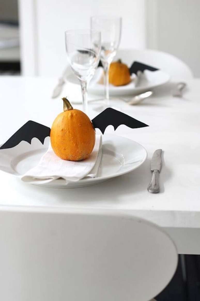 22. Mini abóbora de halloween com asas de morcego decora a mesa. Fonte: Come Piace a Te