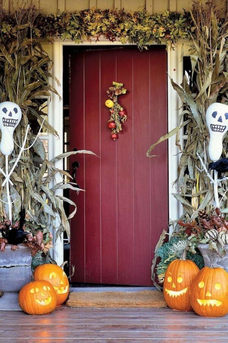 20. Muitas folhas secas e abóboras de halloween decoram a entrada da casa. Fonte: Decoratorist