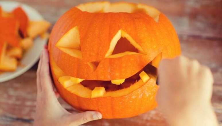 10. Pegue uma faca e aprenda como fazer abóbora de halloween. Fonte: Blog do pão