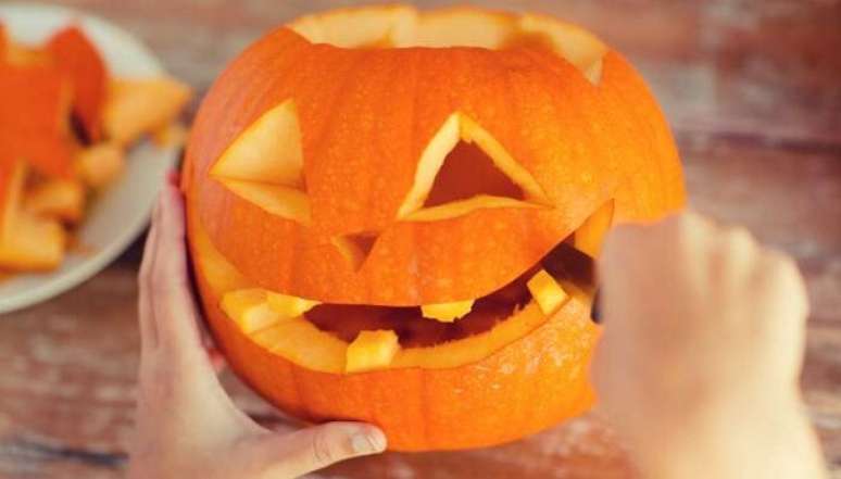 10. Pegue uma faca e aprenda como fazer ab&oacute;bora de halloween. Fonte: Blog do p&atilde;o