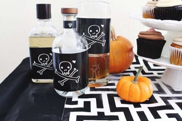 16. Personalize os rótulos das garrafas e use a abóbora de halloween para complementar a decoração da mesa. Fonte: Popsugar