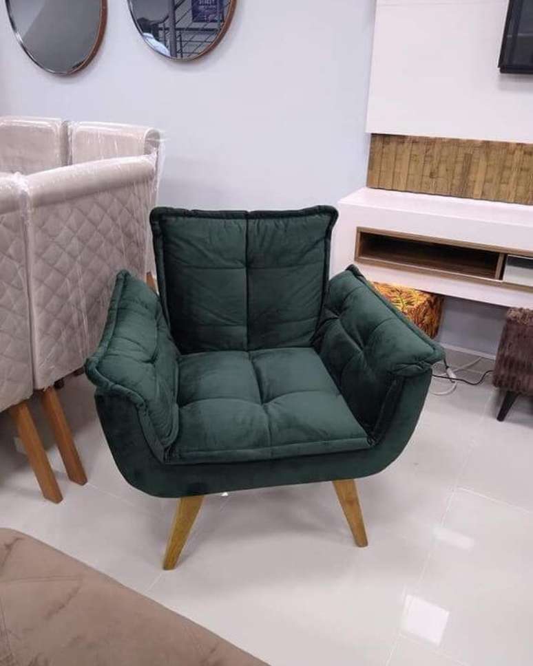 3. Sala de jantar com poltrona verde de suede na decora&ccedil;&atilde;o &ndash; Via: Pinterest