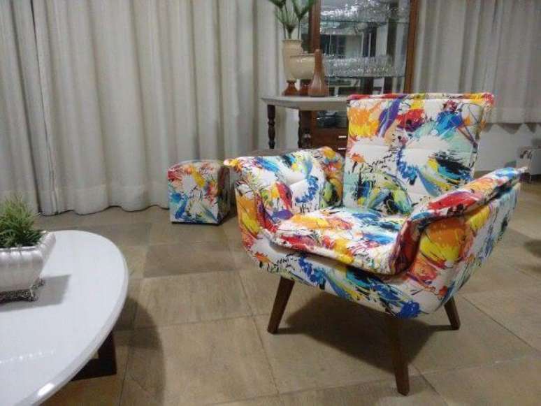 5. Poltrona estampada e colorida para sala neutra – Via: Pinterest