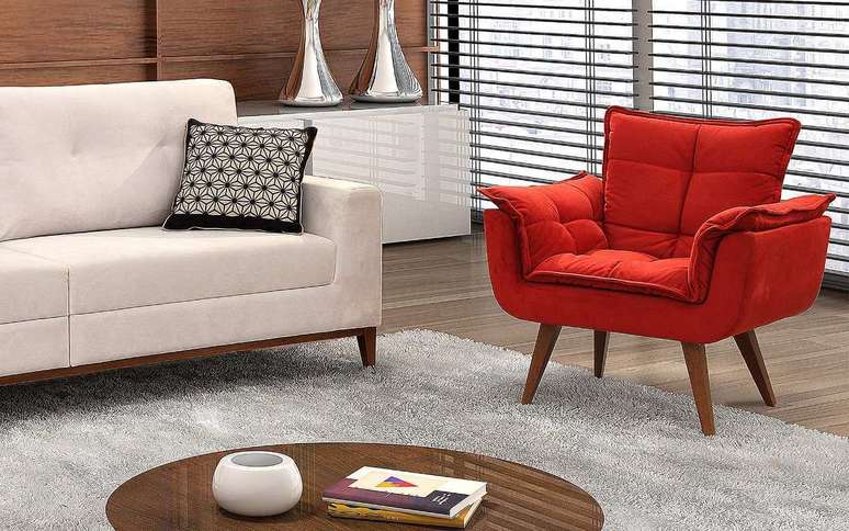 9. Sala de estar neutra com poltrona opala vermelha em destaque – Via: Pinterest
