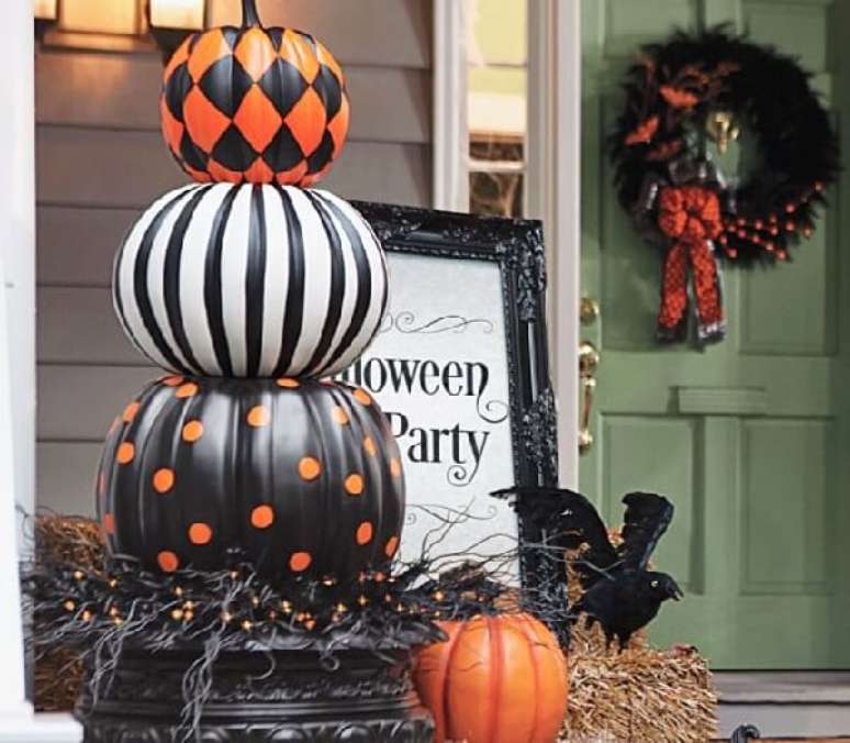 14. Que tal empilhar a abóbora de halloween na entrada de casa? Fonte: Pinterest