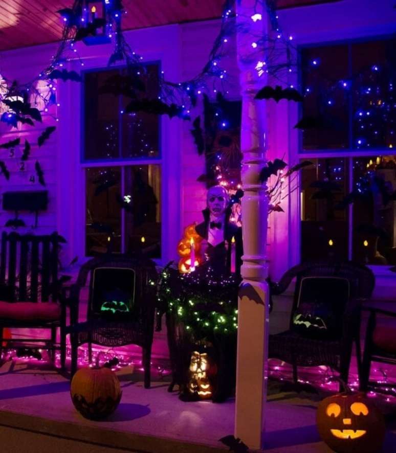 13. Se inspire na iluminação e na decoração com abóbora de halloween para área externa. Fonte: Pinterest