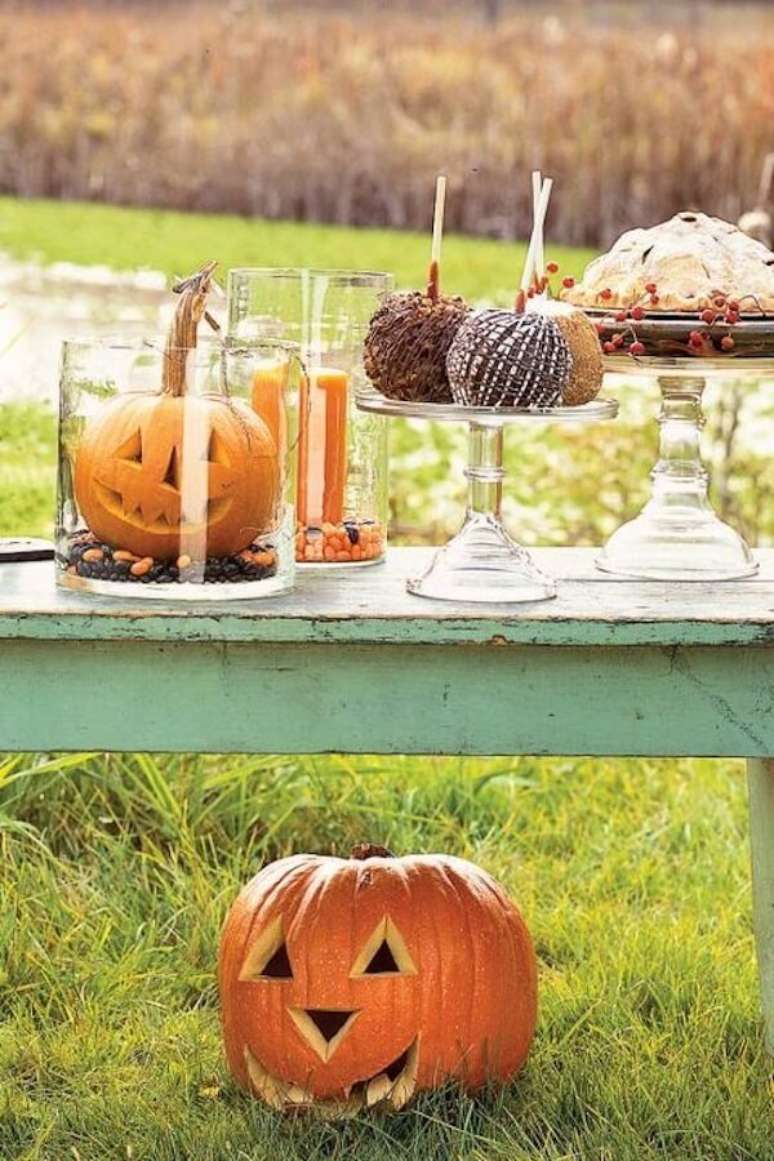 27. Se inspire nessa foto de ab&oacute;bora de halloween para &aacute;rea externa. Fonte: South Home Realty