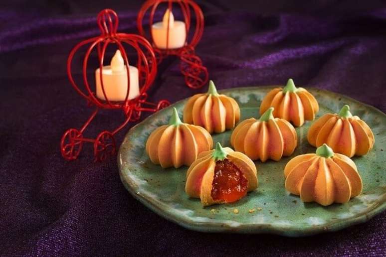 8. Suspiro recheado em formato de ab&oacute;bora de halloween. Fonte: Metr&oacute;poles