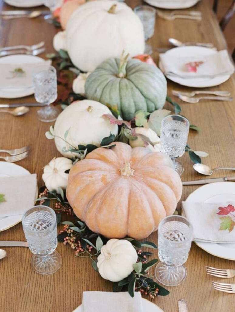 37. Use a ab&oacute;bora de halloween para enfeitar o centro de mesa. Fonte: Pinterest