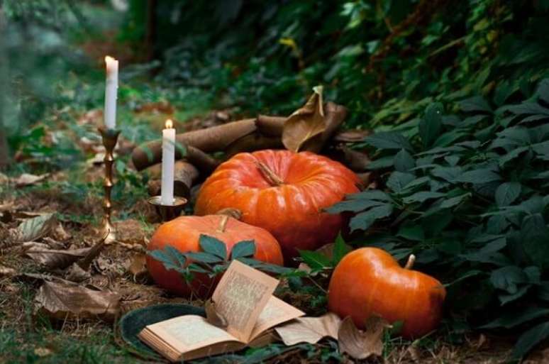 41. Velas e abóboras de halloween não podem fazer na decoração da festa. Fonte: Pinterest
