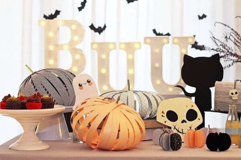 25. Você mesma pode fazer uma decoração com abóbora de halloween em papel. Fonte: Marcia Daltozo