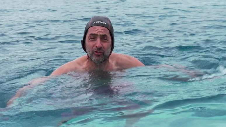 O repórter da BBC Justin Rowlatt experimenta a natação em água gelada