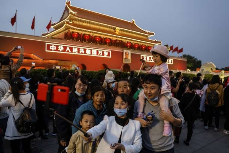 'Semana Dourada' tem levado milhões de chineses a viajarem pelo país face às restrições internacionais