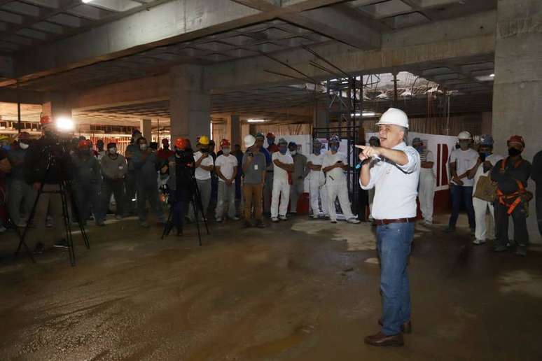 Márcio França, candidato à Prefeitura de São Paulo pelo PSB, durante agenda com trabalhadores da construção civil