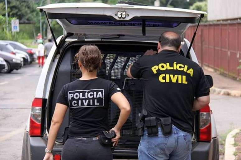 Agentes da Polícia Civil durante operação