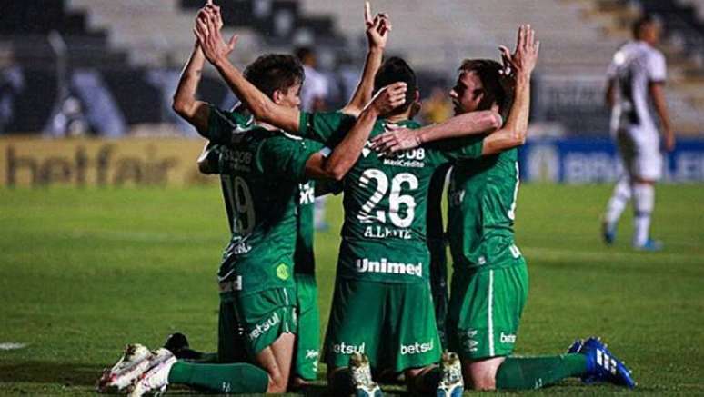 Jogadores da Chapecoense comemoram gol na vitória diante da Ponte Preta