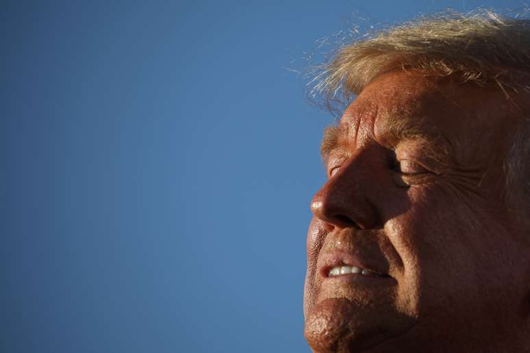 Presidente dos EUA, Donald Trump, durante evento de campanha eno aeroporto internacional de Tucson
19/10/2020 REUTERS/Carlos Barria