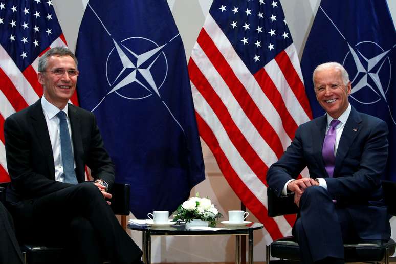 Joe Biden, então vice-presidente dos EUA, ao lado do secretário-geral da Otan, Jens Stoltenberg, em Munique em 2015
07/02/2015 REUTERS/Michaela Rehle
