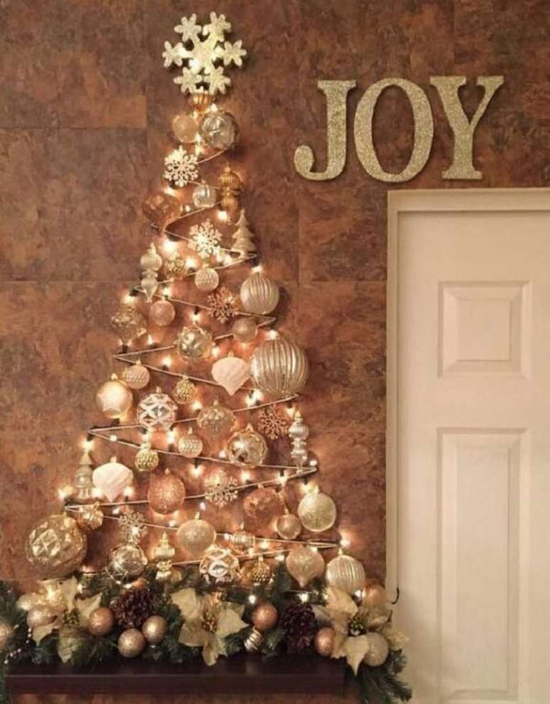 63. Árvore de natal diferente e bem decorada na parede – Via: Pinterest