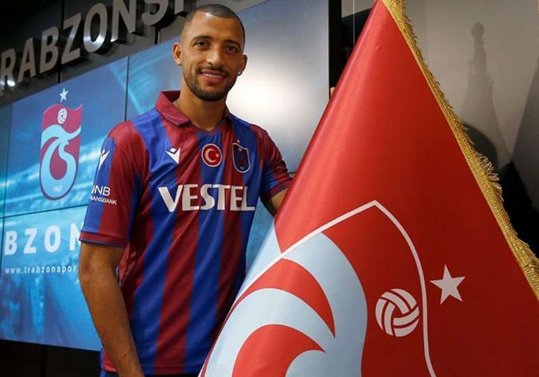 Vitor Hugo foi apresentado após ter feito sua estreia pela Trabzonspor (Divulgação)