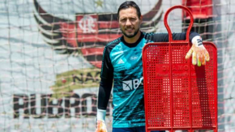 De fora: Diego Alves treinou à parte (Foto: Marcelo Cortes / Flamengo)