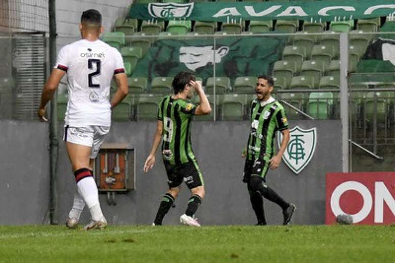 O América-MG superou o Brasil-RS no Horto sob forte chuva, colando no líder Cuiabá-(Mourão Panda/América-MG)