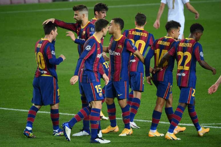 Jogadores do Barcelona comemoram o gol marcado por Lionel Messi (Foto: LLUIS GENE / AFP)