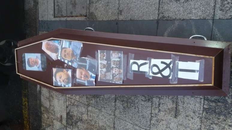 Um caixão com políticos do clube foi colocado em frente ao Parque São Jorge (Foto: Reprodução/Twitter Camisa 12)