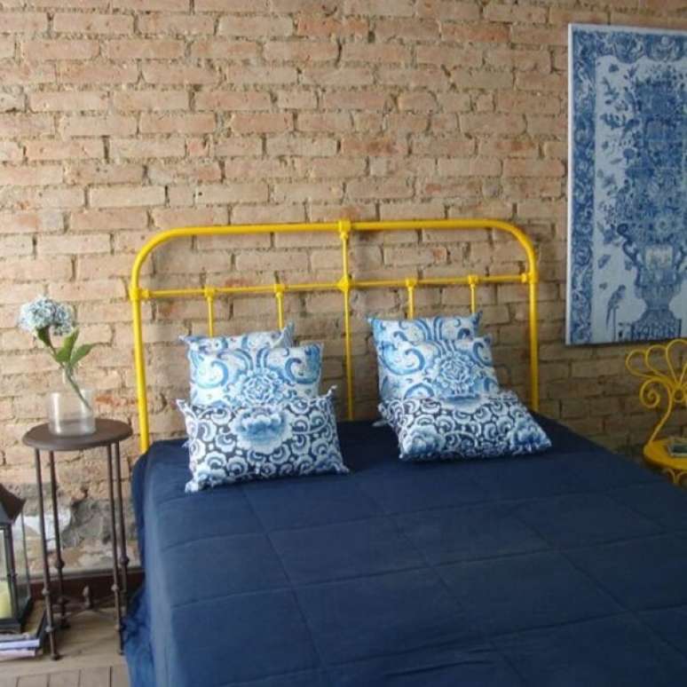 46. A cabeceira de ferro amarelo traz alegria para o c&ocirc;modo. Fonte: Pinterest