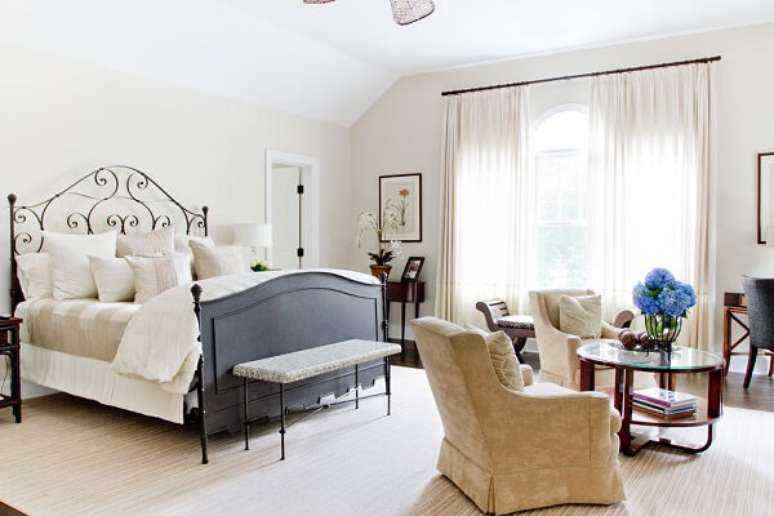 12. A cabeceira de ferro casal se destaca na decora&ccedil;&atilde;o do quarto. Fonte: Pinterest