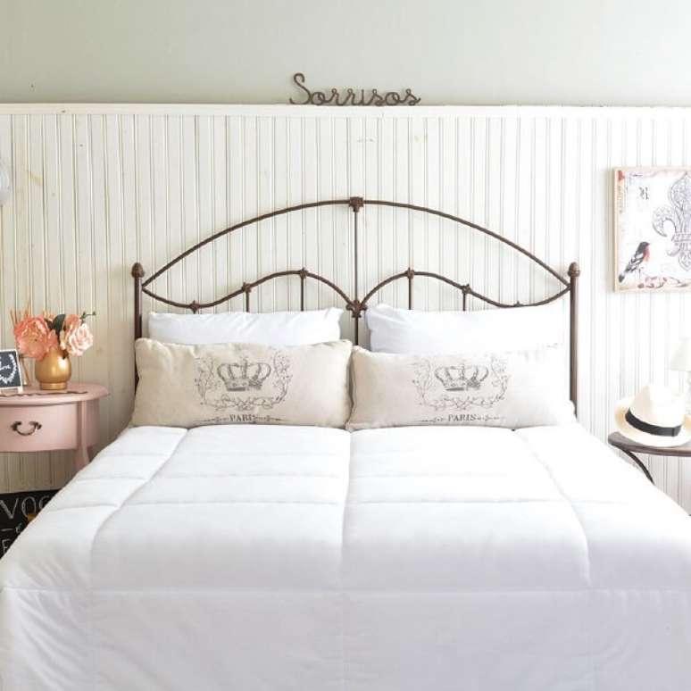 40. A cabeceira de ferro cria um ponto focal no ambiente. Fonte: Soul Casa