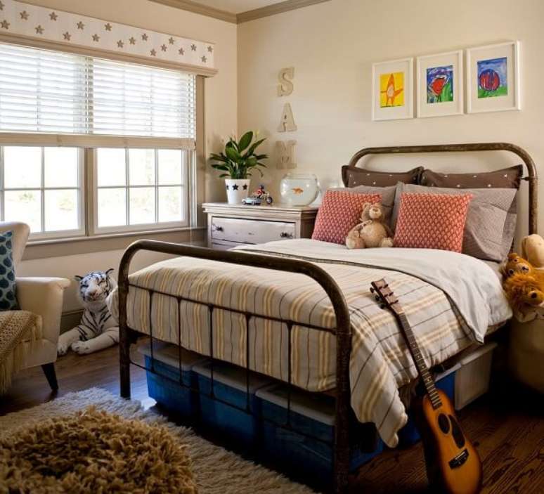 10. A cabeceira de ferro pode ser fixada em camas de solteiro, cama de casal, cama box e cama queen. Fonte: Pinterest