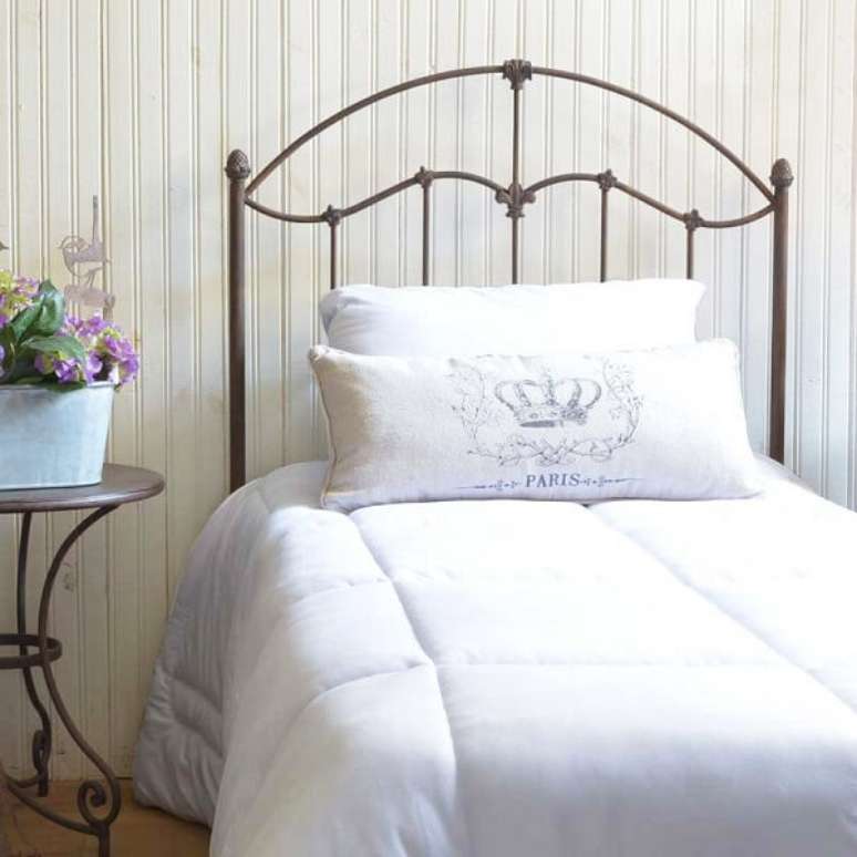42. A cabeceira de ferro solteiro se adapta a diferentes estilos de decora&ccedil;&atilde;o. Fonte: Pinterest