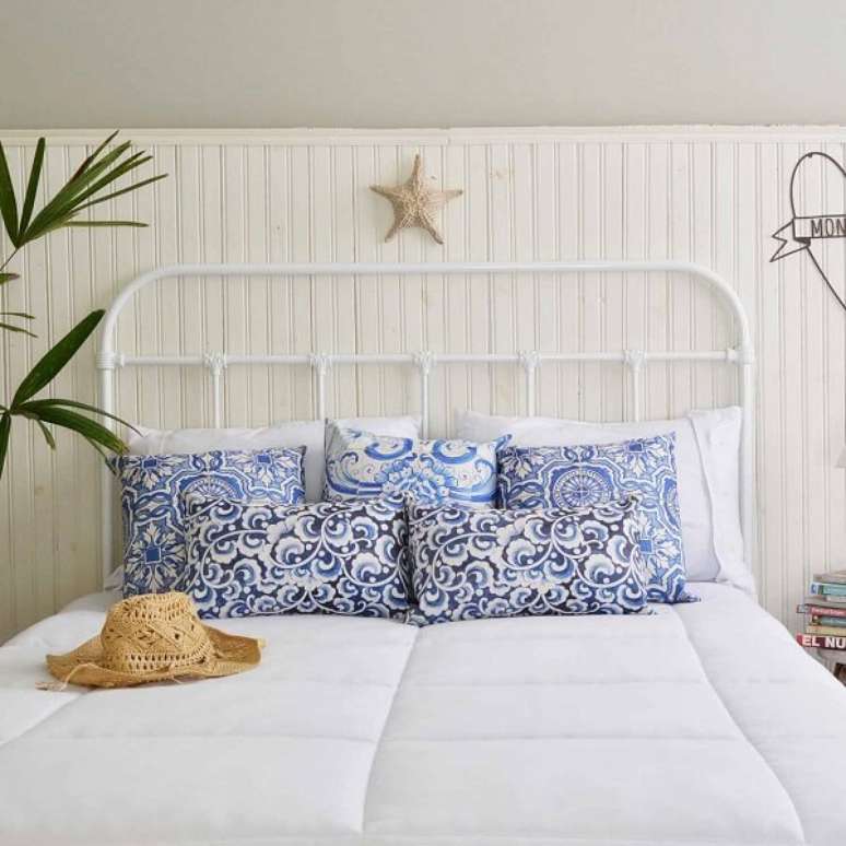 45. A casa de praia fica ainda mais estilosa com uma cama com cabeceira de ferro. Fonte: Pinterest