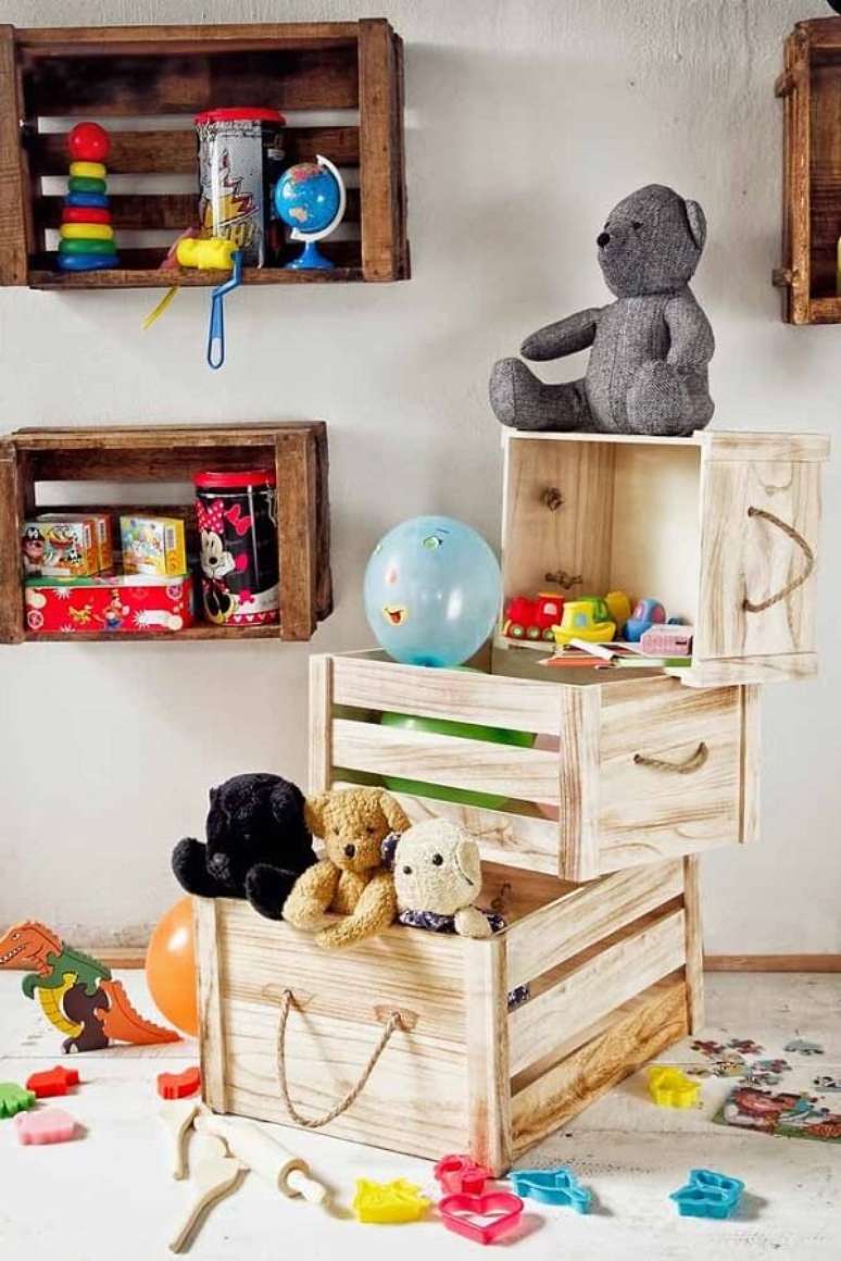 61. Aproveite o caixote de feira para guardar brinquedos e materiais escolares. Fonte: Pinterest