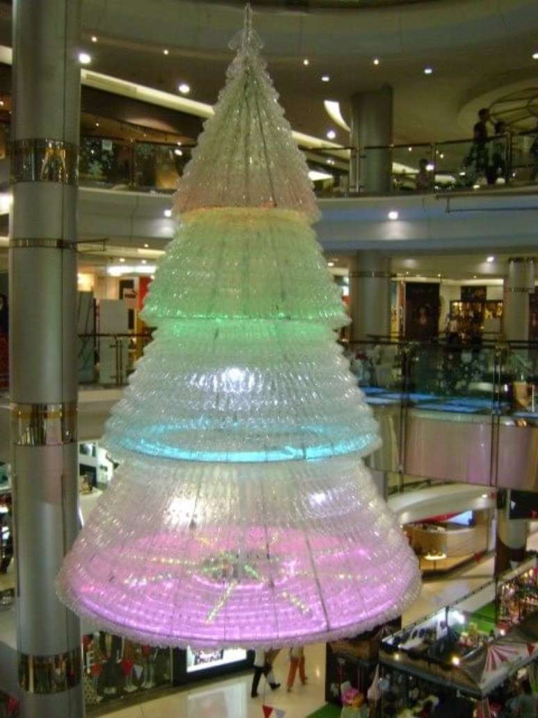 14. Árvore de natal de garrafa pet grande – Via: Clipgoo