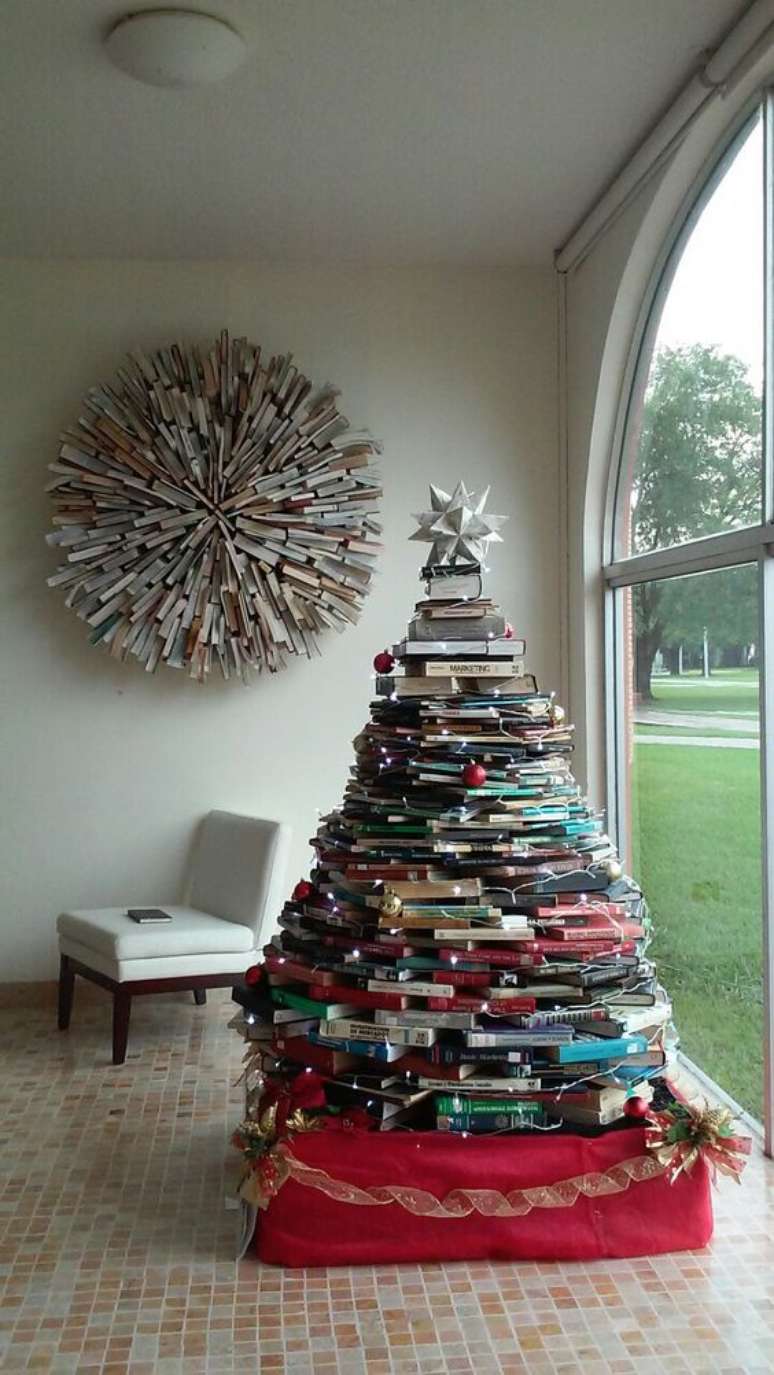 2. Árvore de natal feita com livros – Via: Pinterest