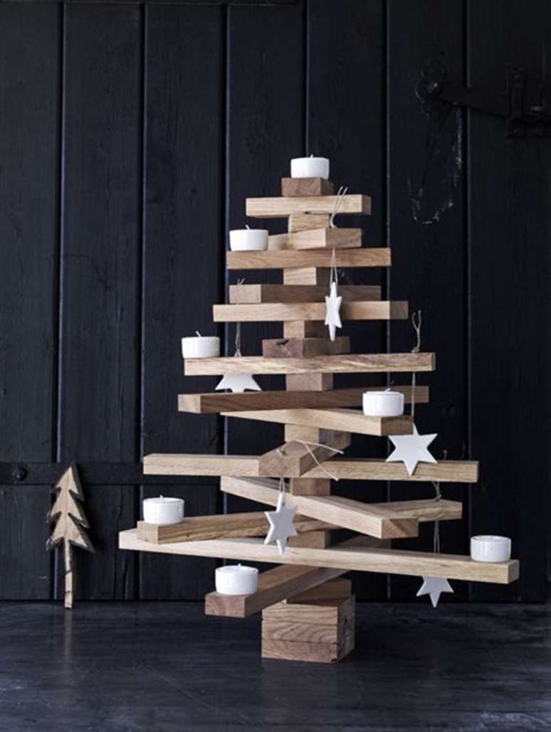 17. Árvore de natal de madeira com estrelas brancas – Via: Pinterest
