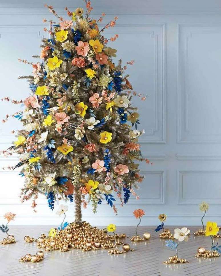 66. Árvore de natal diferente decorada com flores – Via: Pinterest