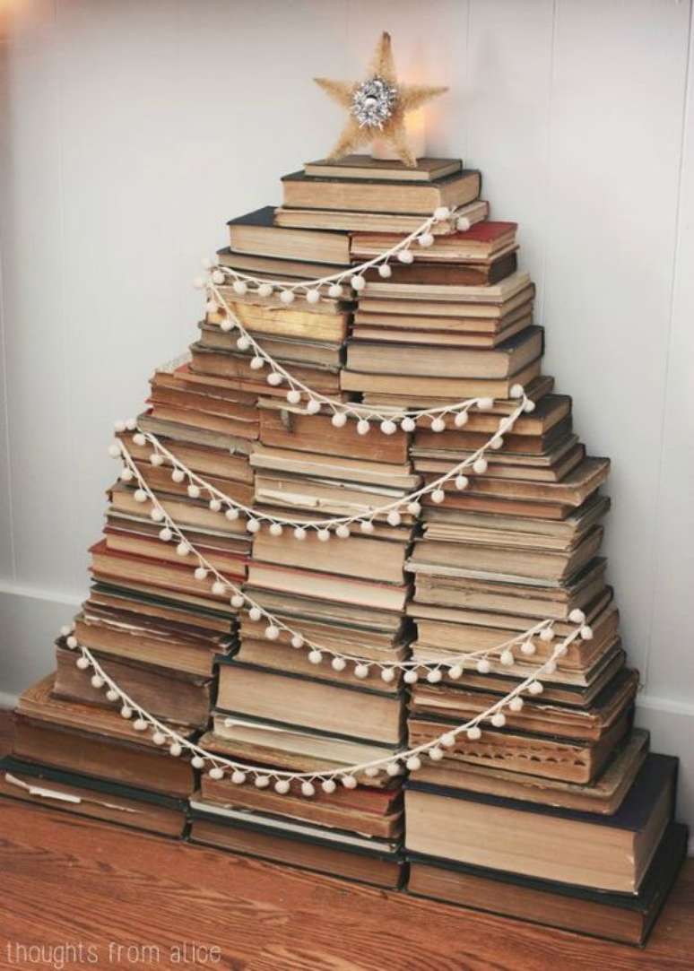 22. Árvore de natal diferente com livros – Via: Pinterest