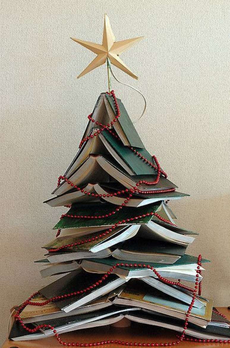 23. Árvore de natal diferente feita com livros – Via: Reciclar e Decorar