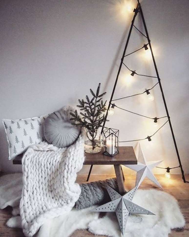 24. Árvore de natal de ferro com luzes modernas – Via: Pinterest