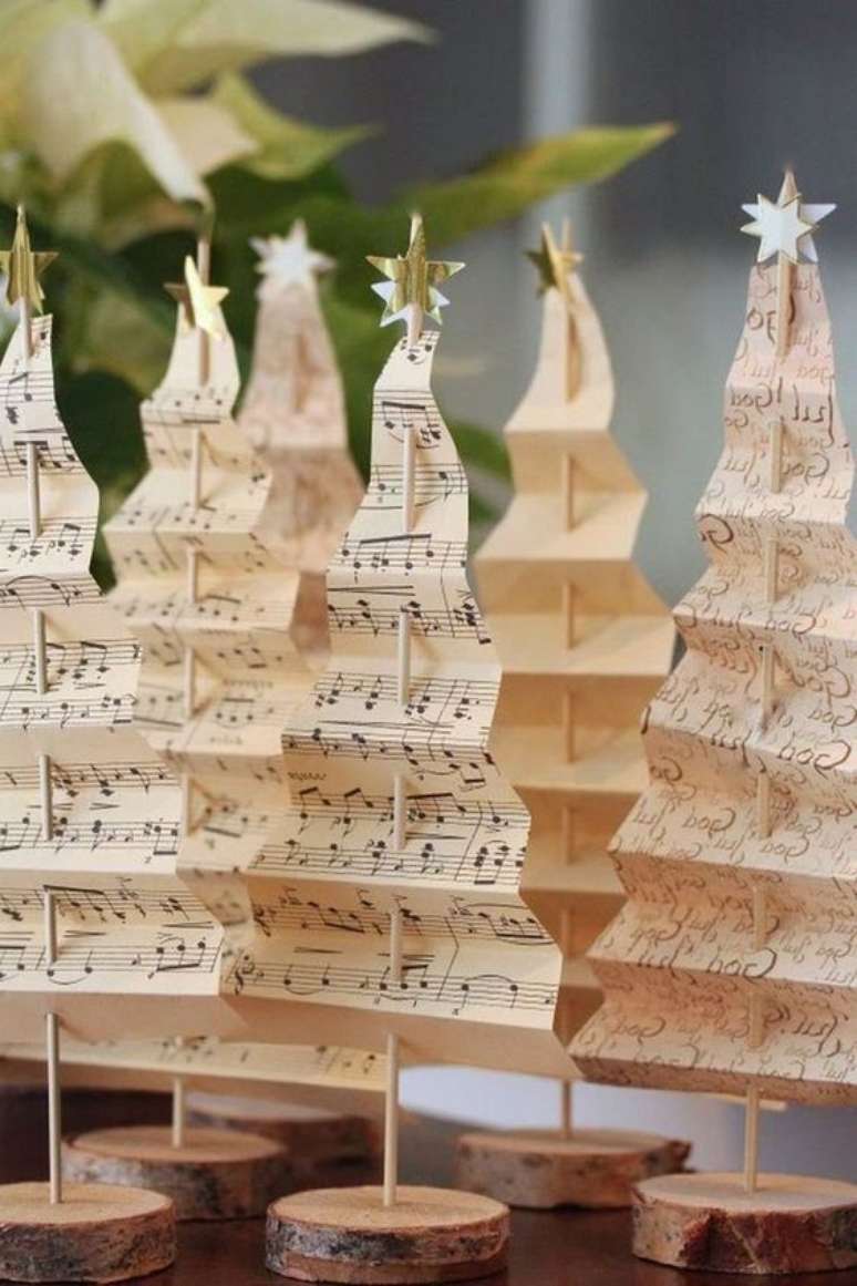 26. Árvore de natal diferente feita com papel pequeno – Via: Pinterest