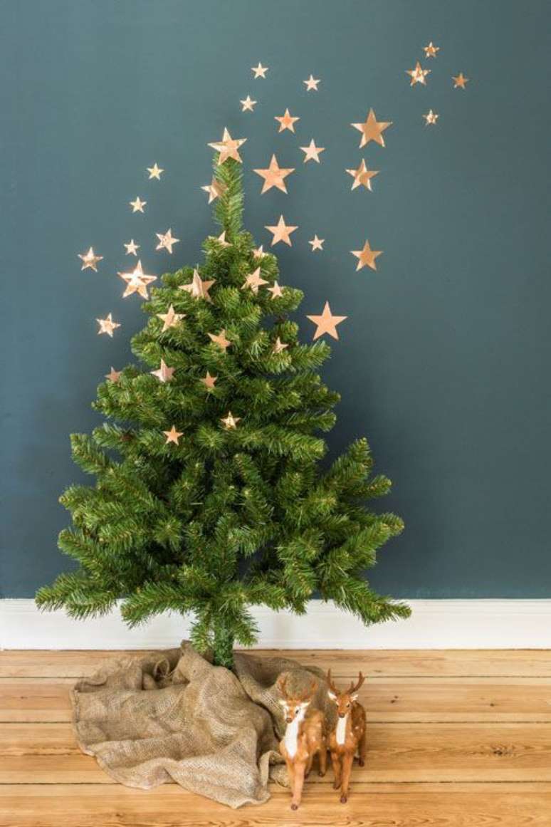 27. Árvore de natal diferente decorada com estrelas – Via: Pinterest