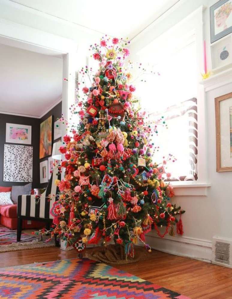 33. Árvore de natal diferente e colorida – Via: Pinterest