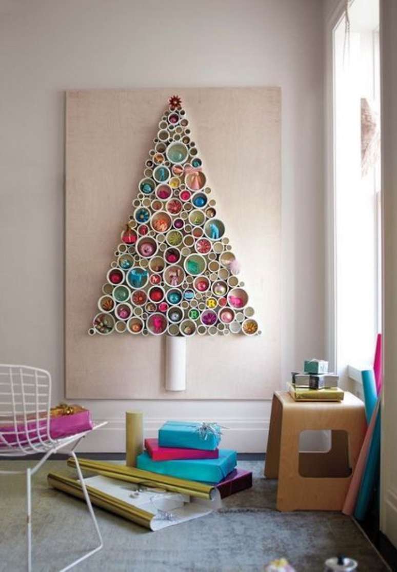 34. Árvore de natal diferente e colorida na parede – Via: Pinterest